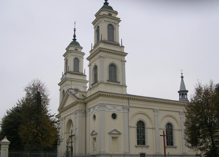 Boczna_fasada_kościoła,_Praszka