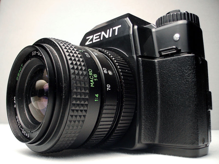800px-Camera_Zenit_122_left_view