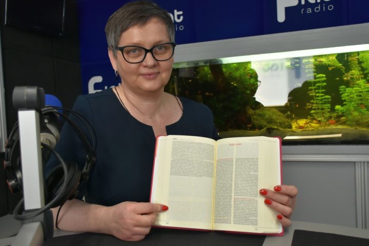 Aleksandra Mieczyńska z Biblią dla kobiet w ręku/fot. Zbyszek Derda Radio Fiat